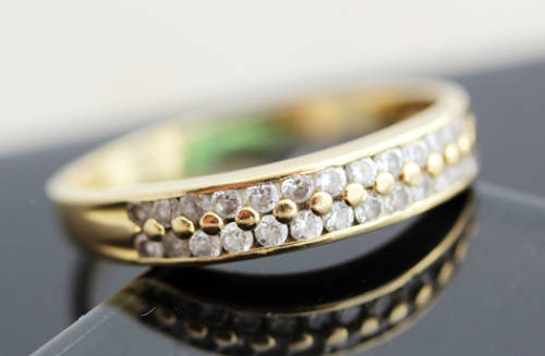 VINTAGE HALF ETERNITY 9CT YELLOW GOLD RING. VERY LARGE RING SIZE Z/half