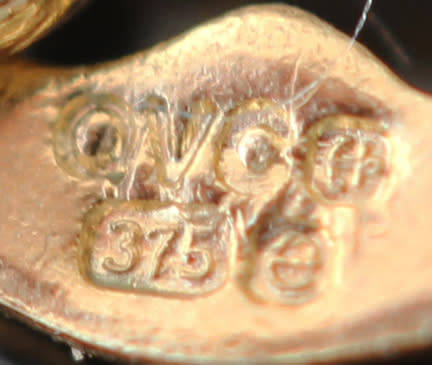 VINTAGE ENGLISH 9CT YELLOW AND WHITE GOLD FRINGE DESIGN PENDANT NECKLACE. 924