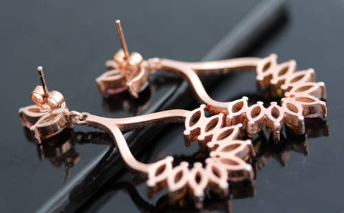 DANGLING NATURAL TOURMALINE EARRINGS IN ROSE GOLD-HUED STERLING SILVER. EARTHY COLOURS. 925