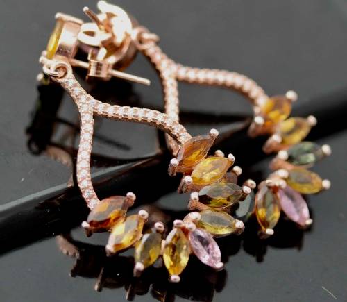 DANGLING NATURAL TOURMALINE EARRINGS IN ROSE GOLD-HUED STERLING SILVER. EARTHY COLOURS. 925