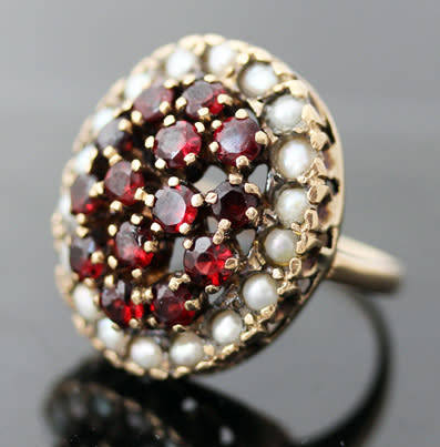 VINTAGE LARGE GARNET & SEED PEARL RING IN 9CT YELLOW GOLD *JEWELLER CERTIFIED AT R17'000* 9,08 grams