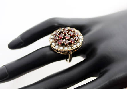 VINTAGE LARGE GARNET & SEED PEARL RING IN 9CT YELLOW GOLD *JEWELLER CERTIFIED AT R17'000* 9,08 grams