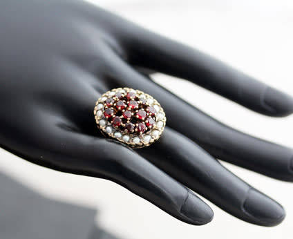 VINTAGE LARGE GARNET & SEED PEARL RING IN 9CT YELLOW GOLD *JEWELLER CERTIFIED AT R17'000* 9,08 grams