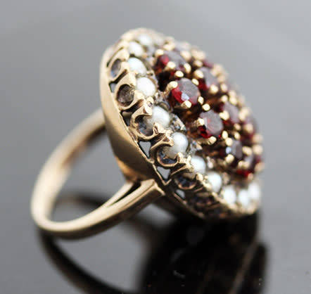 VINTAGE LARGE GARNET & SEED PEARL RING IN 9CT YELLOW GOLD *JEWELLER CERTIFIED AT R17'000* 9,08 grams