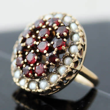 VINTAGE LARGE GARNET & SEED PEARL RING IN 9CT YELLOW GOLD *JEWELLER CERTIFIED AT R17'000* 9,08 grams