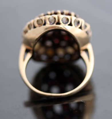 VINTAGE LARGE GARNET & SEED PEARL RING IN 9CT YELLOW GOLD *JEWELLER CERTIFIED AT R17'000* 9,08 grams