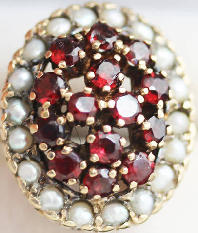 VINTAGE LARGE GARNET & SEED PEARL RING IN 9CT YELLOW GOLD *JEWELLER CERTIFIED AT R17'000* 9,08 grams