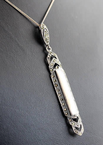 LONG ART DECO MOTHER OF PEARL AND MARCASITE STERLING SILVER PENDANT ON A SIMPLE 39CM CHAIN. 925