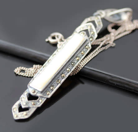 LONG ART DECO MOTHER OF PEARL AND MARCASITE STERLING SILVER PENDANT ON A SIMPLE 39CM CHAIN. 925