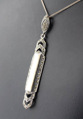 LONG ART DECO MOTHER OF PEARL AND MARCASITE STERLING SILVER PENDANT ON A SIMPLE 39CM CHAIN. 925