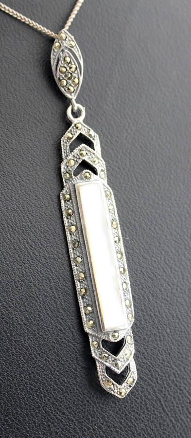 LONG ART DECO MOTHER OF PEARL AND MARCASITE STERLING SILVER PENDANT ON A SIMPLE 39CM CHAIN. 925