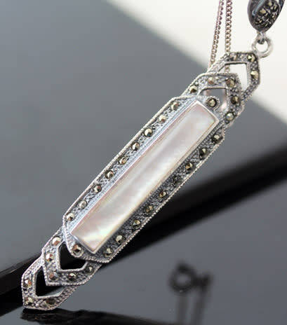 LONG ART DECO MOTHER OF PEARL AND MARCASITE STERLING SILVER PENDANT ON A SIMPLE 39CM CHAIN. 925