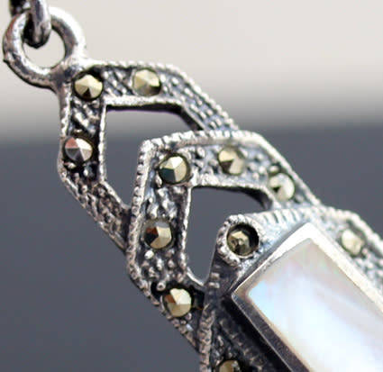 LONG ART DECO MOTHER OF PEARL AND MARCASITE STERLING SILVER PENDANT ON A SIMPLE 39CM CHAIN. 925