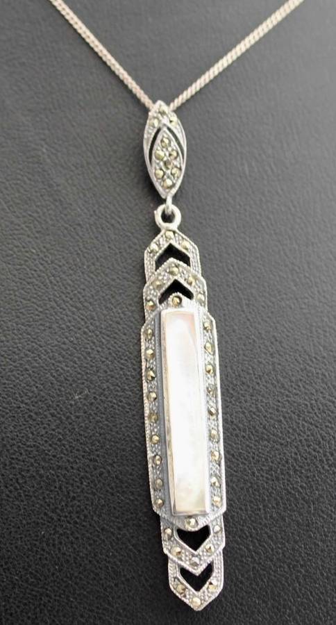LONG ART DECO MOTHER OF PEARL AND MARCASITE STERLING SILVER PENDANT ON A SIMPLE 39CM CHAIN. 925