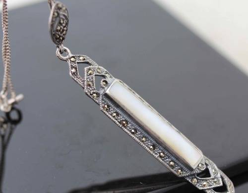 LONG ART DECO MOTHER OF PEARL AND MARCASITE STERLING SILVER PENDANT ON A SIMPLE 39CM CHAIN. 925