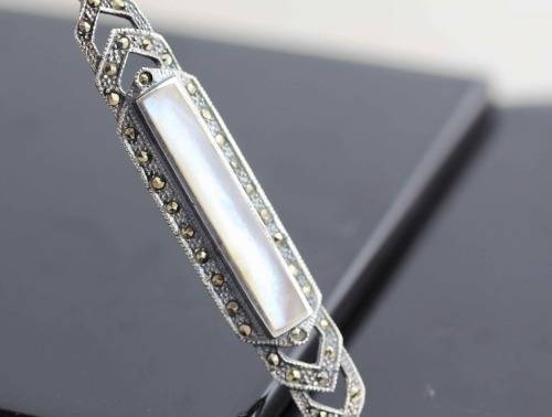LONG ART DECO MOTHER OF PEARL AND MARCASITE STERLING SILVER PENDANT ON A SIMPLE 39CM CHAIN. 925