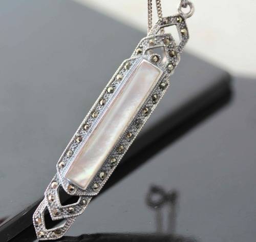 LONG ART DECO MOTHER OF PEARL AND MARCASITE STERLING SILVER PENDANT ON A SIMPLE 39CM CHAIN. 925