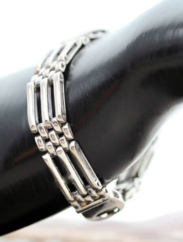 COLLECTABLE VINTAGE AUTHENTIC STERLING SILVER PANTHER LINK BRACELET. STURDY. STRONG UNUSUAL CLASP