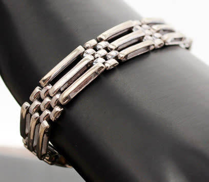 COLLECTABLE VINTAGE AUTHENTIC STERLING SILVER PANTHER LINK BRACELET. STURDY. STRONG UNUSUAL CLASP