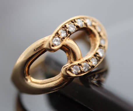 DAINTY VINTAGE 9CT YELLOW GOLD AND NATURAL DIAMOND HORSESHOE RING. 375. VERY SMALL SIZE