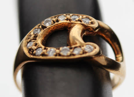 DAINTY VINTAGE 9CT YELLOW GOLD AND NATURAL DIAMOND HORSESHOE RING. 375. VERY SMALL SIZE