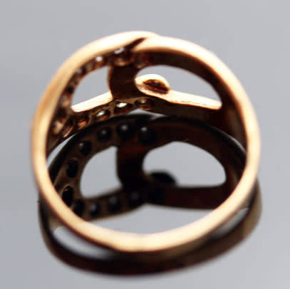 DAINTY VINTAGE 9CT YELLOW GOLD AND NATURAL DIAMOND HORSESHOE RING. 375. VERY SMALL SIZE