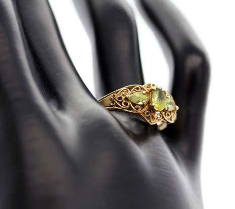 UNUSUAL VINTAGE PERIDOT 9CT YELLOW GOLD RING WITH OPENWORK SCROLL DETAILS. 375