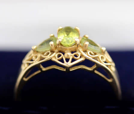 UNUSUAL VINTAGE PERIDOT 9CT YELLOW GOLD RING WITH OPENWORK SCROLL DETAILS. 375
