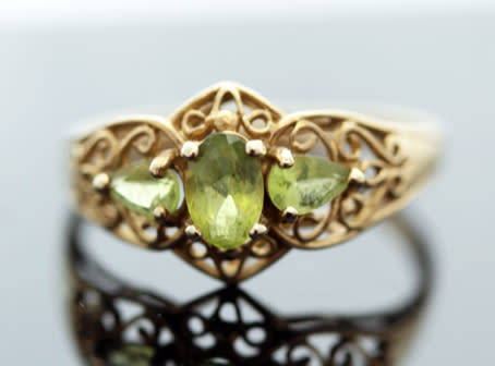 UNUSUAL VINTAGE PERIDOT 9CT YELLOW GOLD RING WITH OPENWORK SCROLL DETAILS. 375