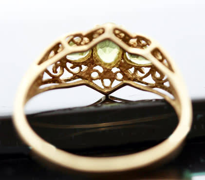 UNUSUAL VINTAGE PERIDOT 9CT YELLOW GOLD RING WITH OPENWORK SCROLL DETAILS. 375