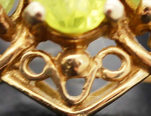 UNUSUAL VINTAGE PERIDOT 9CT YELLOW GOLD RING WITH OPENWORK SCROLL DETAILS. 375
