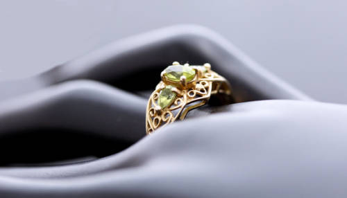 UNUSUAL VINTAGE PERIDOT 9CT YELLOW GOLD RING WITH OPENWORK SCROLL DETAILS. 375