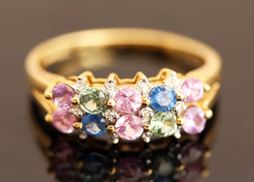 ENGLISH VINTAGE MULTI-COLOURED SAPPHIRE 14K YELLOW GOLD RING. GLORIOUS NATURAL COLOURS!