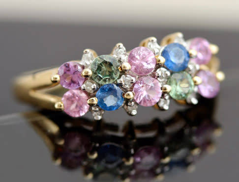 ENGLISH VINTAGE MULTI-COLOURED SAPPHIRE 14K YELLOW GOLD RING. GLORIOUS NATURAL COLOURS!