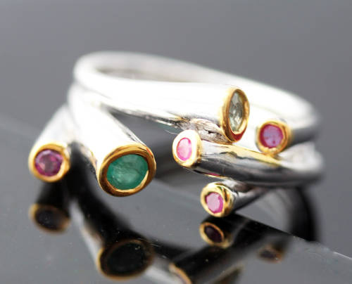 HANDMADE ULTRA-MODERN EMERALD, PERIDOT AND RHODALITE GARNET STERLING SILVER RING TUBE STRAND DETAIL