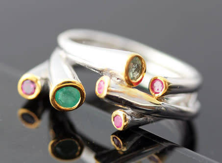 HANDMADE ULTRA-MODERN EMERALD, PERIDOT AND RHODALITE GARNET STERLING SILVER RING TUBE STRAND DETAIL