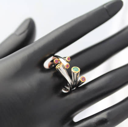 HANDMADE ULTRA-MODERN EMERALD, PERIDOT AND RHODALITE GARNET STERLING SILVER RING TUBE STRAND DETAIL
