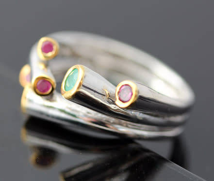 HANDMADE ULTRA-MODERN EMERALD, PERIDOT AND RHODALITE GARNET STERLING SILVER RING TUBE STRAND DETAIL