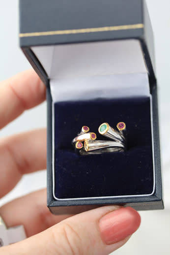 HANDMADE ULTRA-MODERN EMERALD, PERIDOT AND RHODALITE GARNET STERLING SILVER RING TUBE STRAND DETAIL