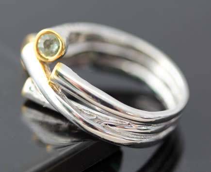 HANDMADE ULTRA-MODERN EMERALD, PERIDOT AND RHODALITE GARNET STERLING SILVER RING TUBE STRAND DETAIL