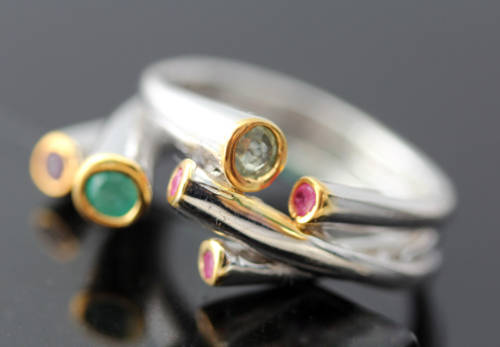 HANDMADE ULTRA-MODERN EMERALD, PERIDOT AND RHODALITE GARNET STERLING SILVER RING TUBE STRAND DETAIL