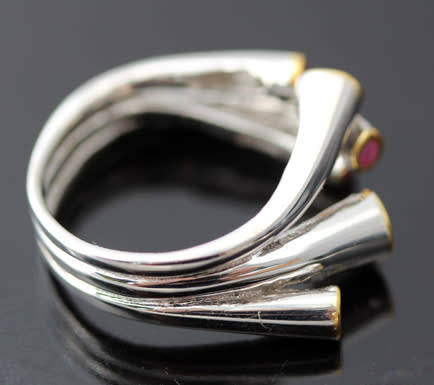 HANDMADE ULTRA-MODERN EMERALD, PERIDOT AND RHODALITE GARNET STERLING SILVER RING TUBE STRAND DETAIL