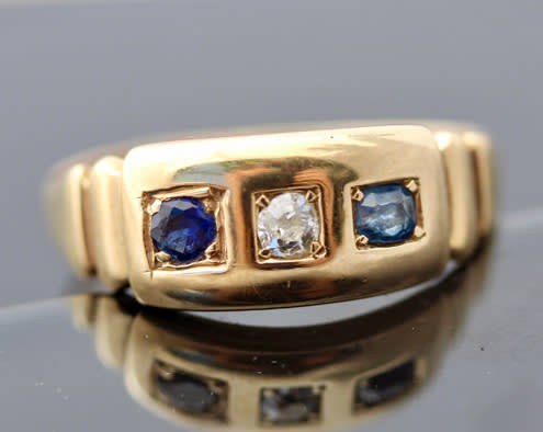 VICTORIAN ANTIQUE SAPPHIRE AND DIAMOND 9CT YELLOW GOLD RING. 2 DIFFERENT COLOUR SAPPHIRES!