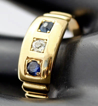 VICTORIAN ANTIQUE SAPPHIRE AND DIAMOND 9CT YELLOW GOLD RING. 2 DIFFERENT COLOUR SAPPHIRES!