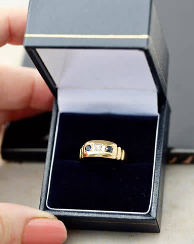VICTORIAN ANTIQUE SAPPHIRE AND DIAMOND 9CT YELLOW GOLD RING. 2 DIFFERENT COLOUR SAPPHIRES!