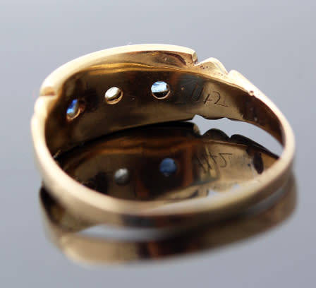 VICTORIAN ANTIQUE SAPPHIRE AND DIAMOND 9CT YELLOW GOLD RING. 2 DIFFERENT COLOUR SAPPHIRES!