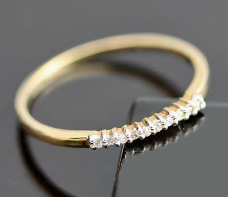 DAINTY VINTAGE DIAMOND AND 9CT YELLOW GOLD RING, SLENDER AND REALLY PRETTY! 375