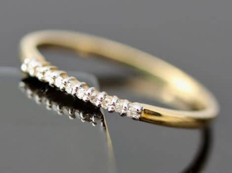 DAINTY VINTAGE DIAMOND AND 9CT YELLOW GOLD RING, SLENDER AND REALLY PRETTY! 375