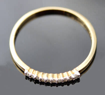 DAINTY VINTAGE DIAMOND AND 9CT YELLOW GOLD RING, SLENDER AND REALLY PRETTY! 375