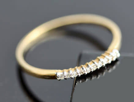 DAINTY VINTAGE DIAMOND AND 9CT YELLOW GOLD RING, SLENDER AND REALLY PRETTY! 375